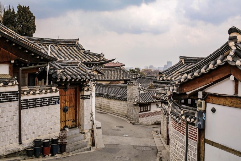 Choosing a Hanok Stay in Seoul: Heritage, Neighborhoods and Booking Tips