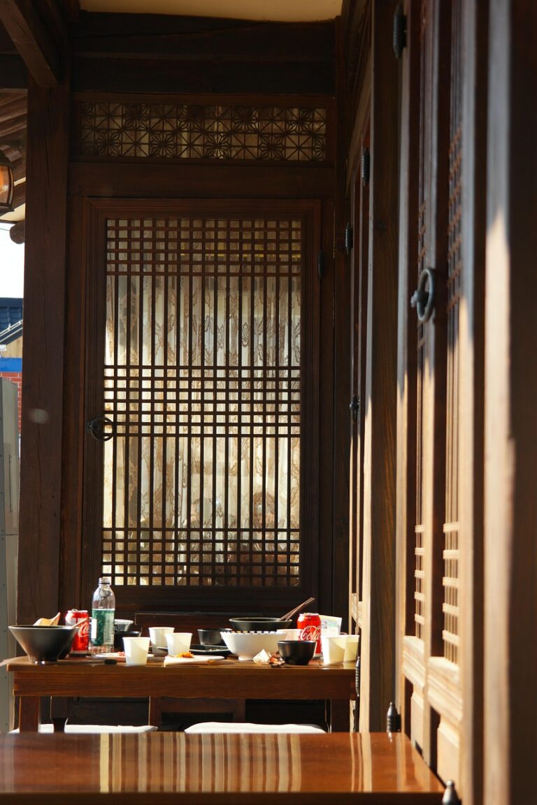 Hanok Stays in Seoul: Neighborhoods, Booking and What to Expect